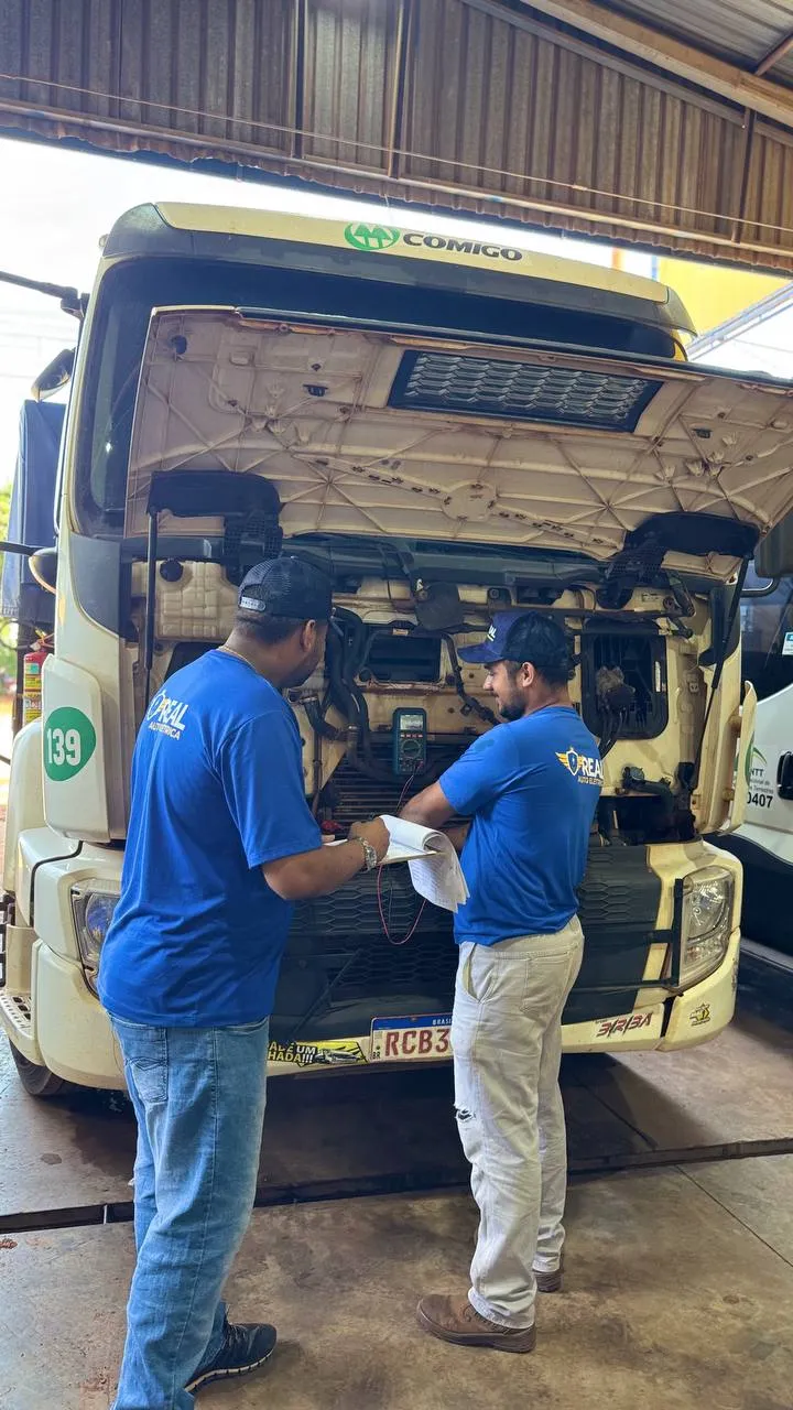 Equipe trabalhando em caminhão